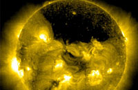 宇宙飞船监测太阳巨型“黑洞”