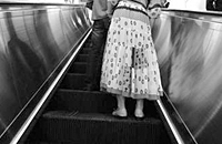 儿童乘坐电梯应避免穿软底鞋和长裙