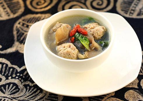季节营养美食：菠菜蘑菇汆丸汤