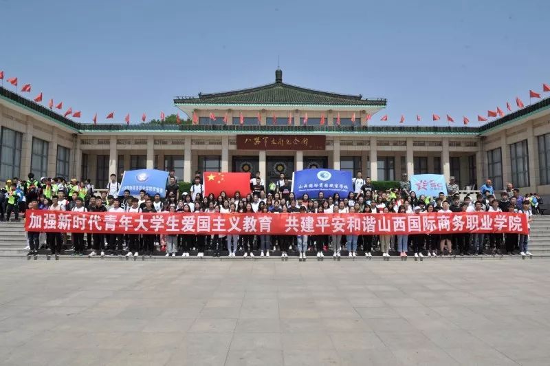 百余名学生集体朗诵《少年中国说》纪念抗战精神