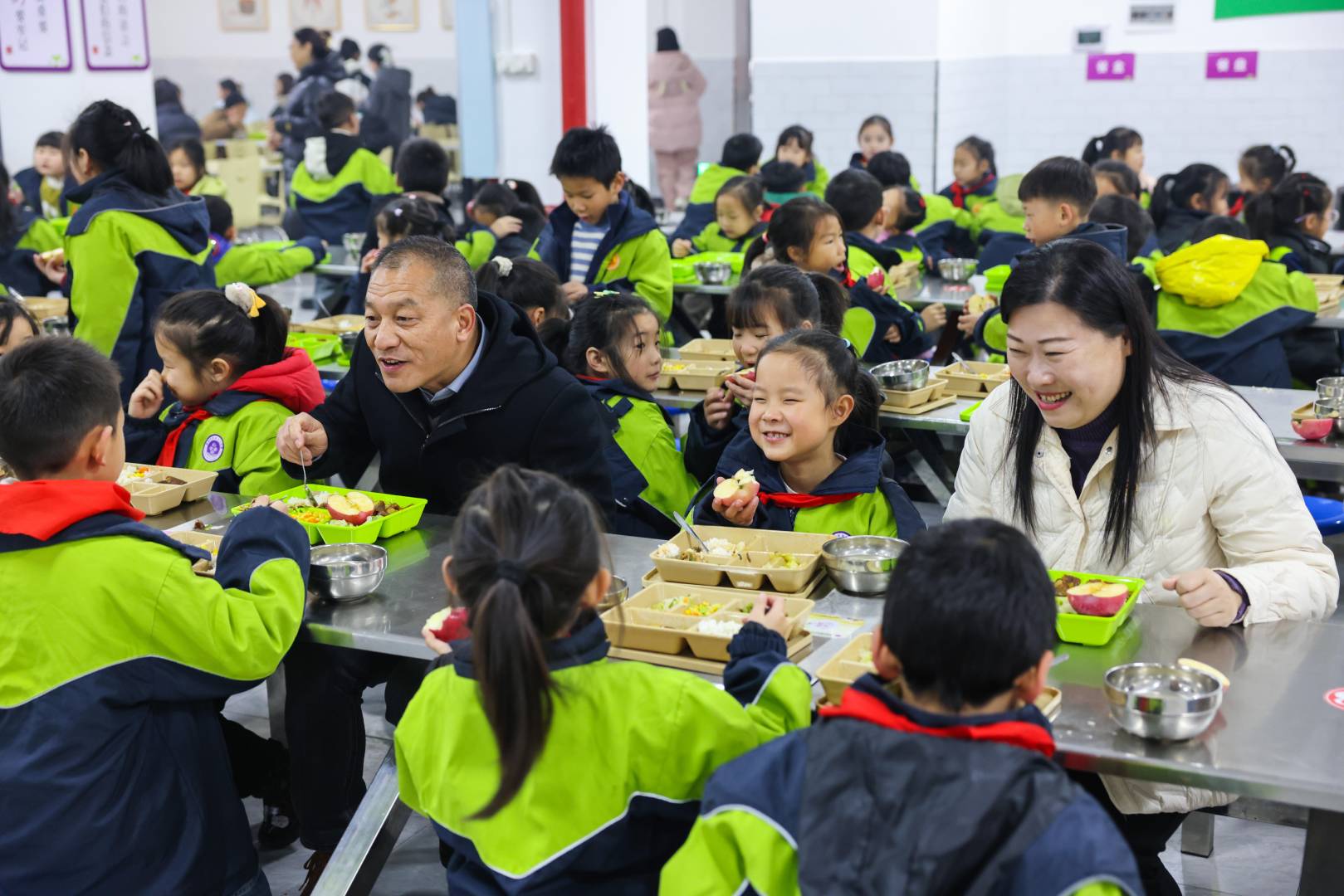 湖北襄阳：食堂“质检员” 把好营养关
